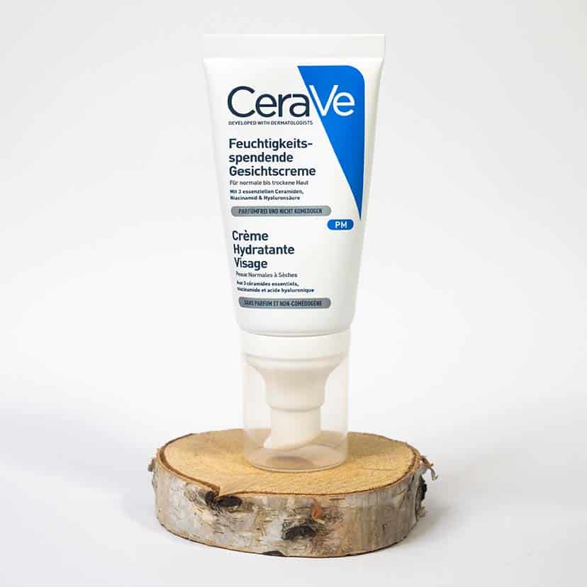 Krem nawilżający CeraVe - kosmetyki na wakacyjne wyjazdy