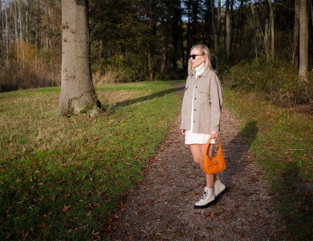 kurtka shacket i sukienka midi - stylizacja pomaranczowa torebka i bezowe botki Moda