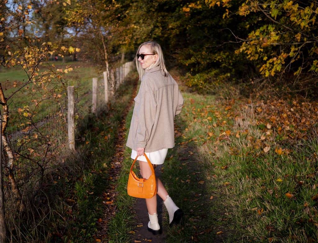 kurtka shacket i sukienka midi - stylizacja torebka pomaranczowa bershka Moda