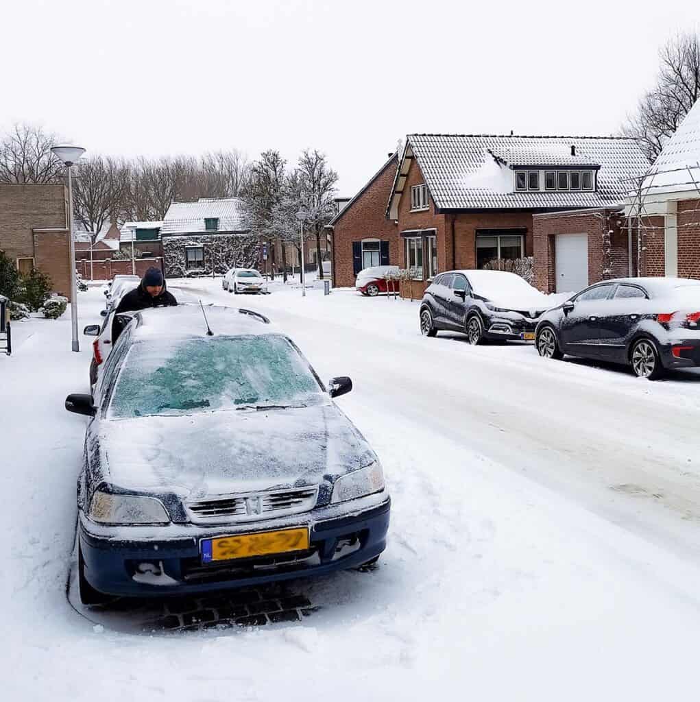burza śnieżna odsniezanie auta w holandii Lifestyle