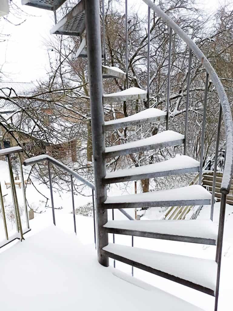 burza śnieżna snieg na schodach Lifestyle