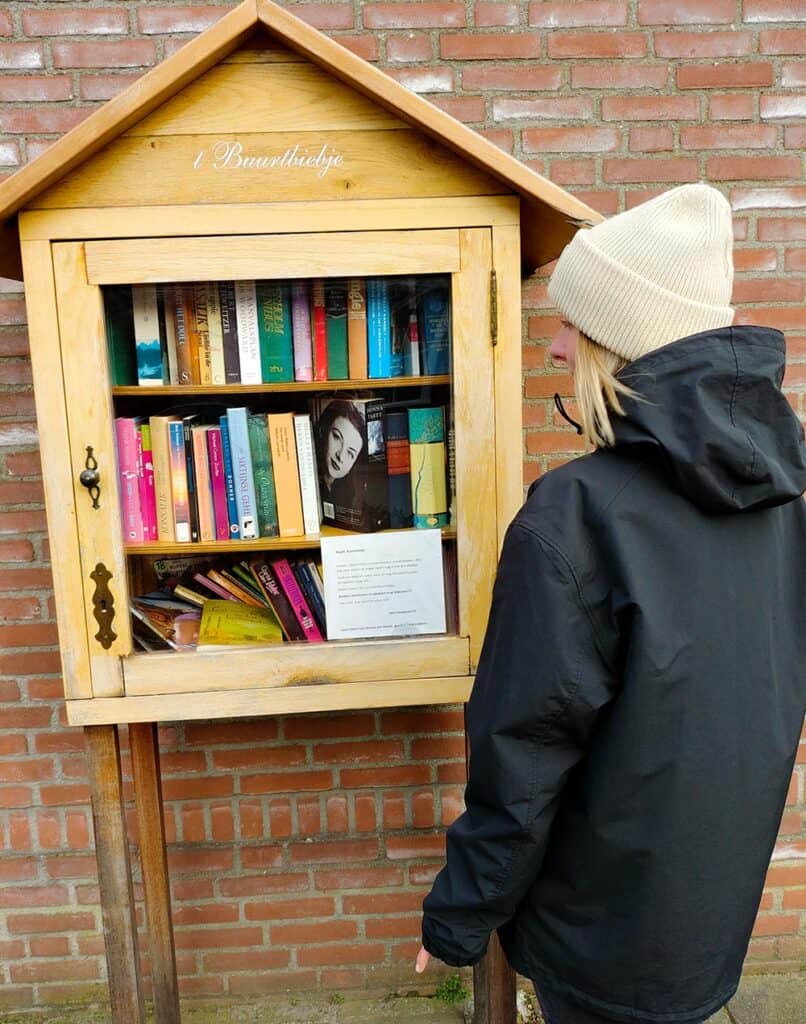 królestwo niderlandów biblioteczka na chodniku holandia ciekawostki blog Podróże