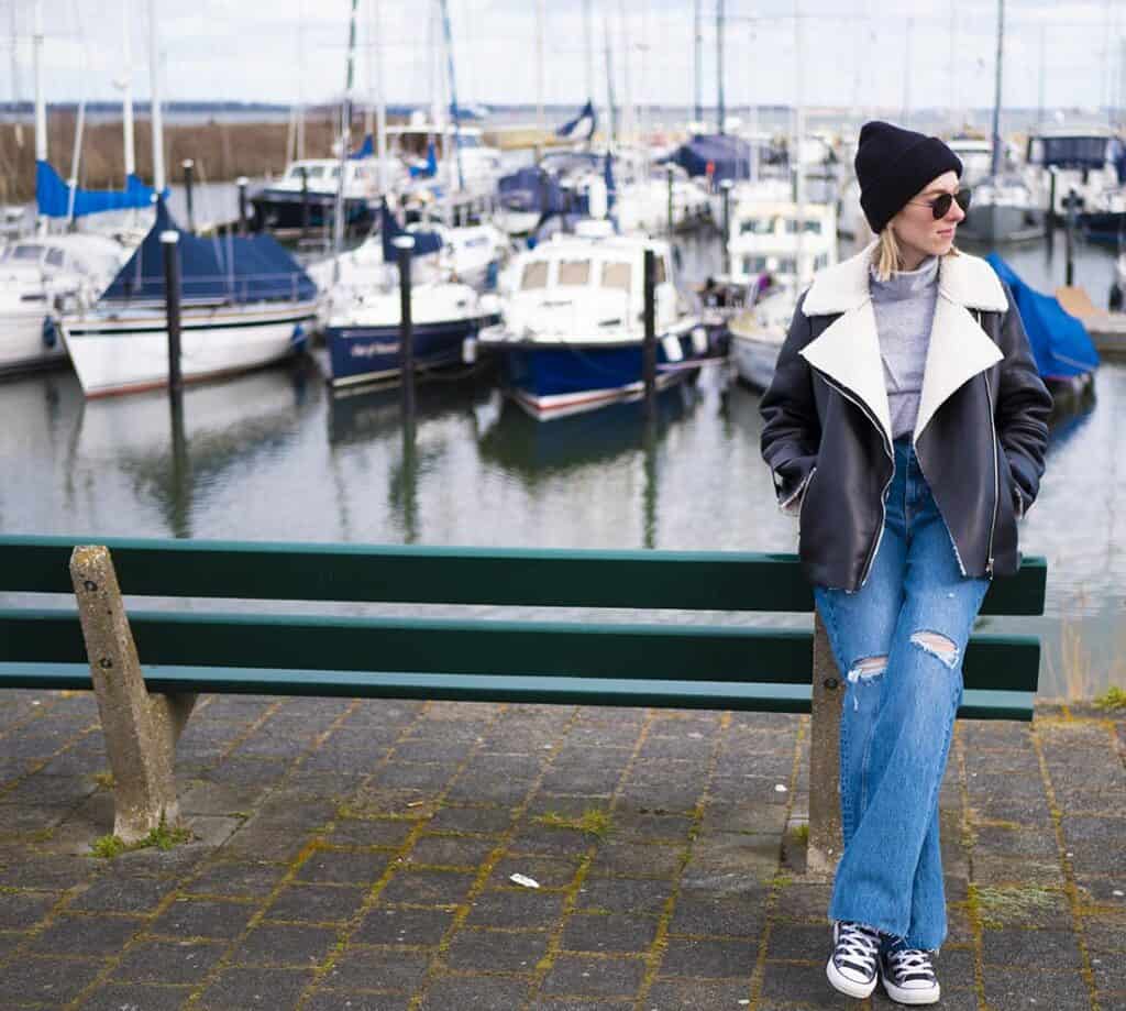 Kurtka Aviator i szerokie spodnie male miasteczko portowe blogerka Moda
