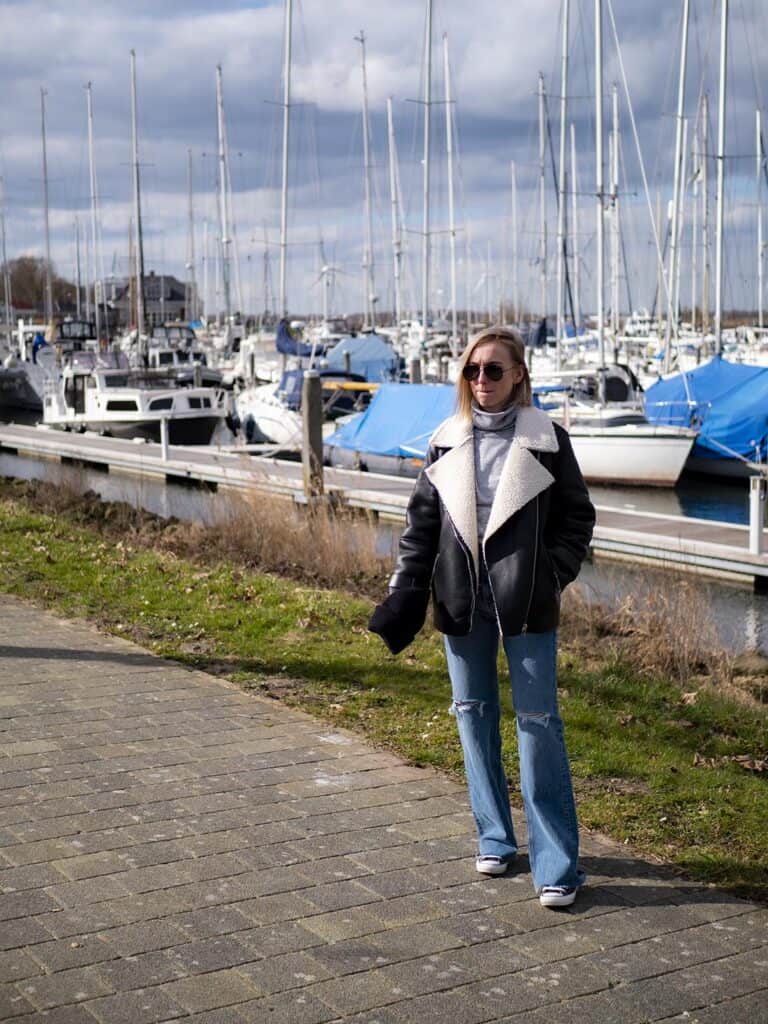 Kurtka Aviator i szerokie spodnie port Holandia blog Moda
