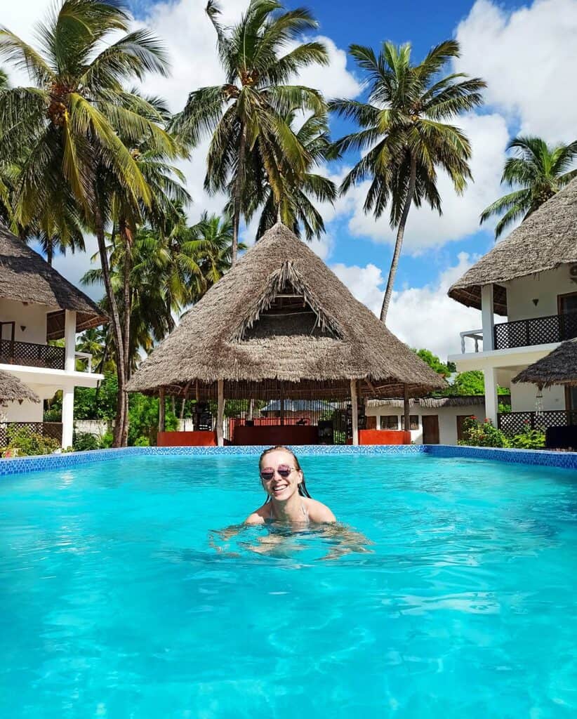 Zanzibar na własną rękę basen kupaga villas hotel jambiani Podróże