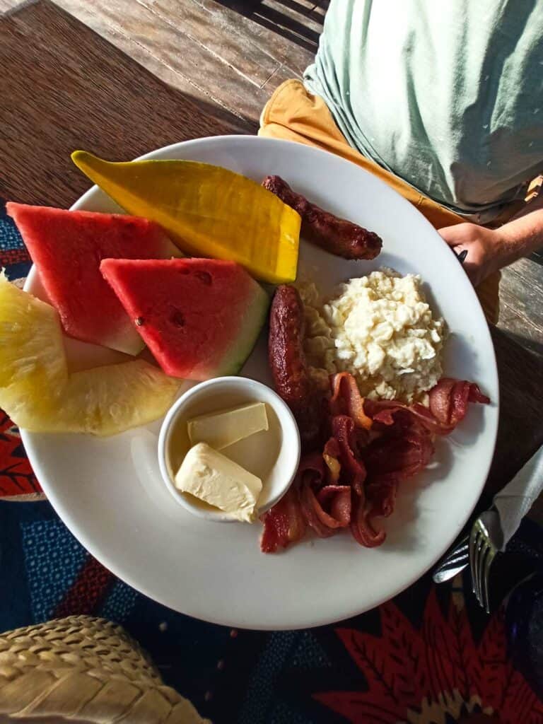 Zanzibar na własną rękę hotelowe sniadanie w Kupaga Villas Jambiani Podróże