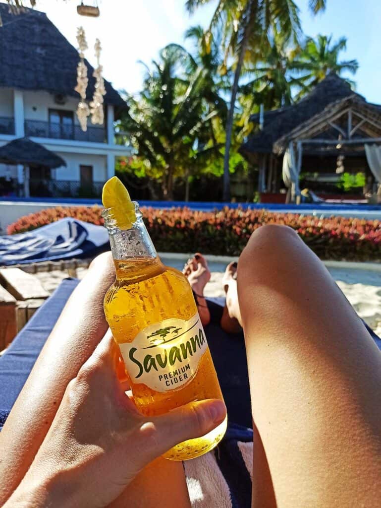Zanzibar na własną rękę lokalne piwo Savanna Zanzibar Jambiani Podróże