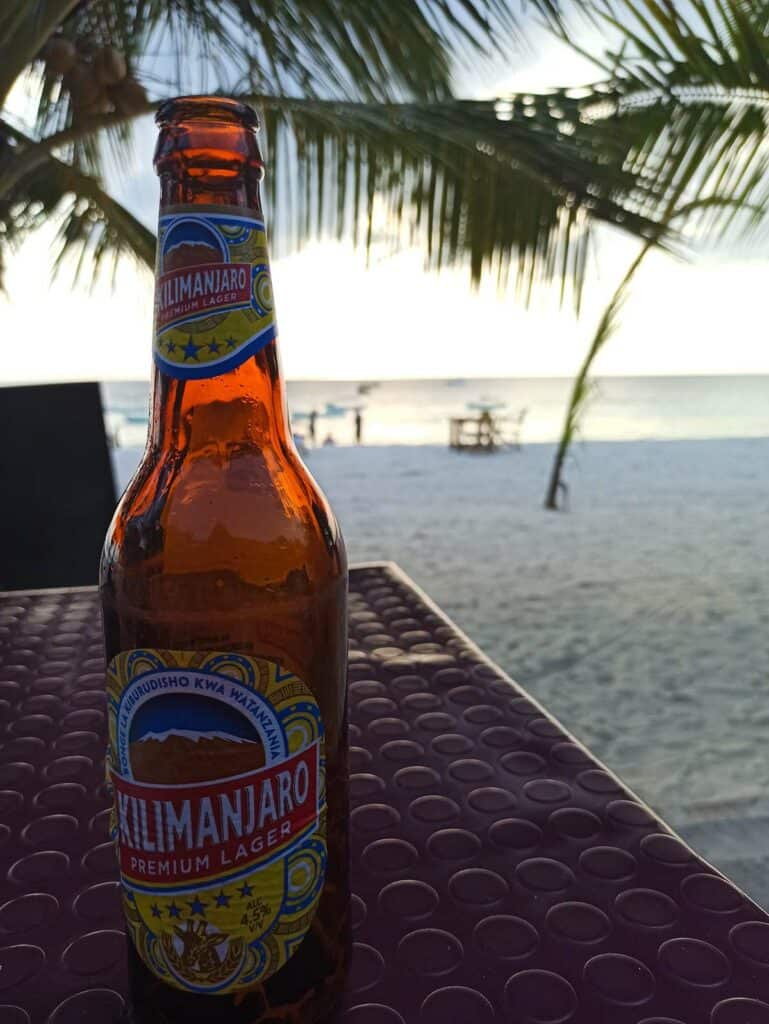 Zanzibar na własną rękę lokalne piwo zanzibar kilimandzaro Podróże