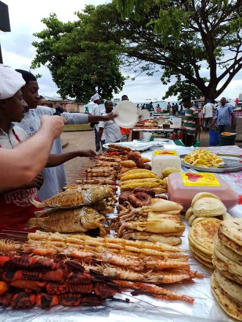 Zanzibar na własną rękę owoce morza Zanzibar stone town Podróże
