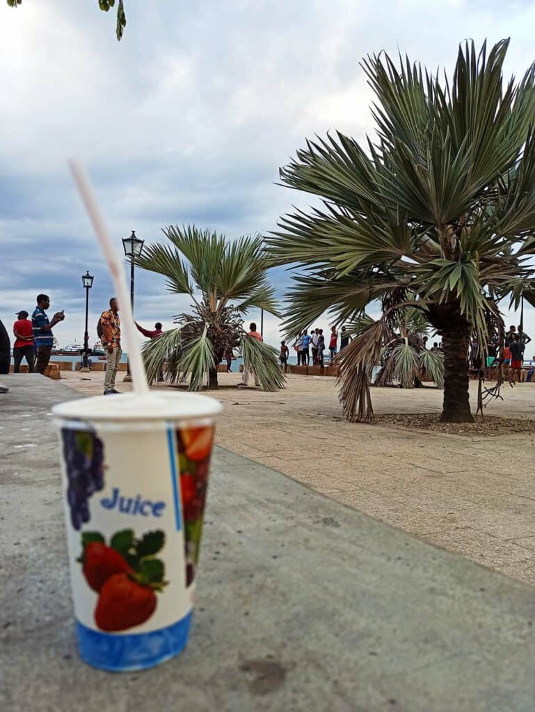 Zanzibar na własną rękę sok z trzciny cukrowej zanzibar Podróże