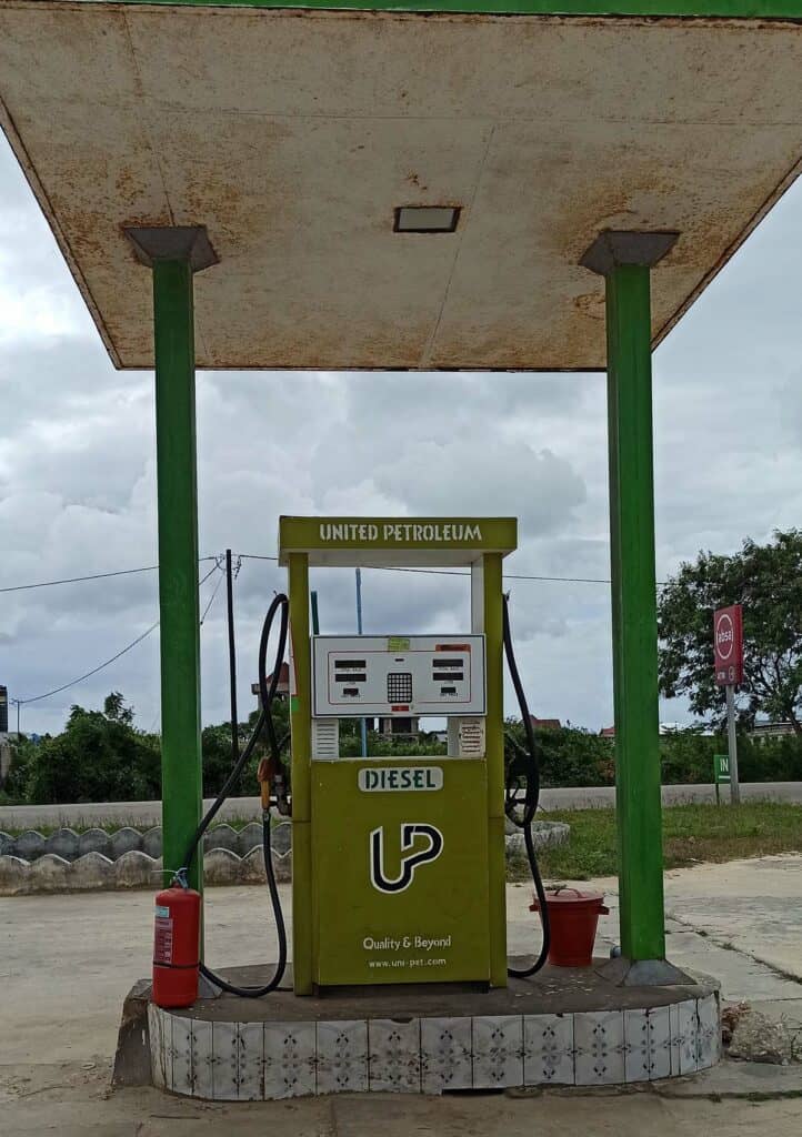Zanzibar na własną rękę stacja benzynowa na zanzibarze Podróże