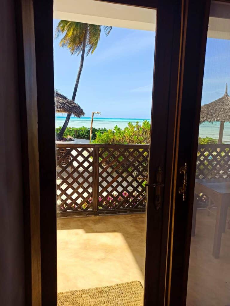 Zanzibar na własną rękę widok z pokoju hotelowego w Jambiani Podróże