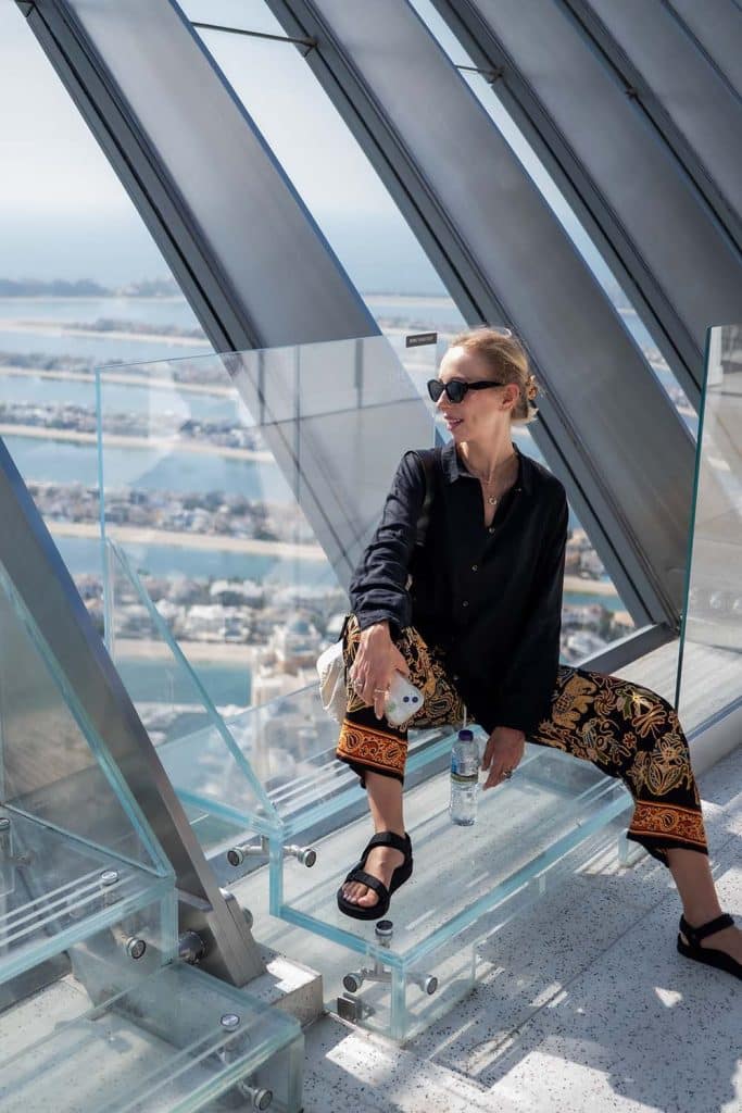 len damska garderoba Zasada Pareta w damskiej szafie Moda damska i koszula lniana w stylizacji letniej